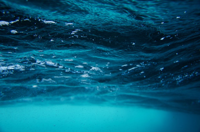 Detail na modrú morskú vodu.jpg
