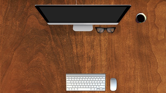 Počítač a klávesnica na bielom stole.jpg